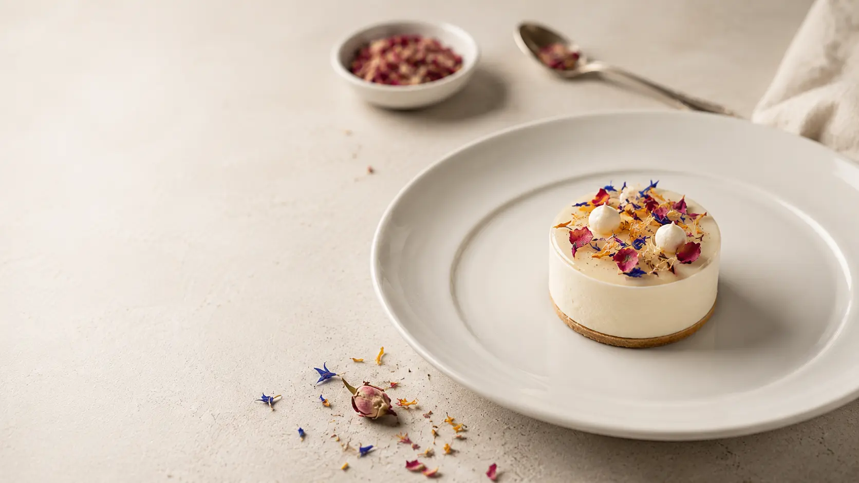 Dessert dressé avec une finition de fleurs comestibles séchées Maison Alfredine.
